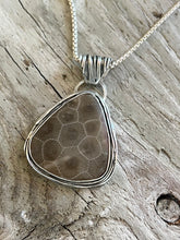 Load image into Gallery viewer, Petoskey Stone Nest Necklace